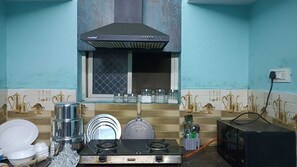 Fridge, oven, stovetop, cookware/dishes/utensils