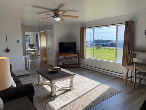 Coastal Comfort! Newly remodeled, spacious pet friendly home near hiking trails