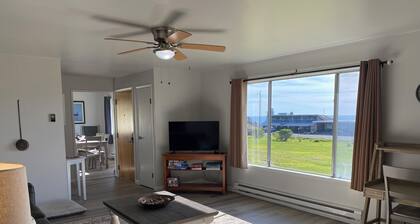 Coastal Comfort! Newly remodeled, spacious pet friendly home near hiking trails