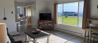 Coastal Comfort! Newly remodeled, spacious pet friendly home near hiking trails
