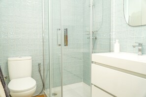 Regadera, secadora de cabello, toallas 