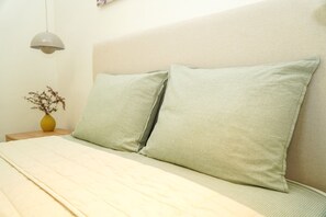 Tabla de planchar con plancha, wifi gratis y ropa de cama 