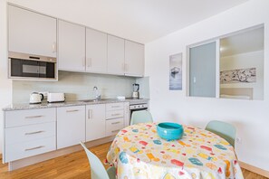 Refrigerador, microondas, horno y lavavajillas 