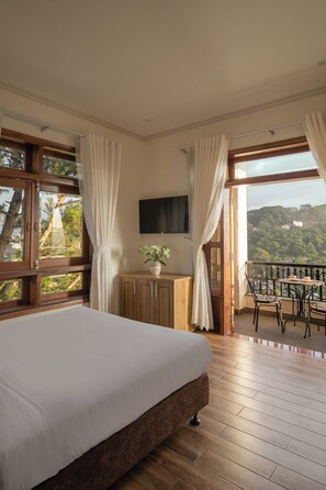 Deluxe kamer, uitzicht op vallei | Hypoallergeen beddengoed, een bureau, een laptopwerkplek