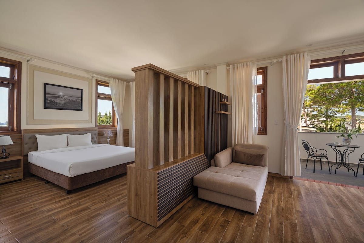 Deluxe kamer, 1 kingsize bed, uitzicht op binnenplaats | Hypoallergeen beddengoed, een bureau, een laptopwerkplek