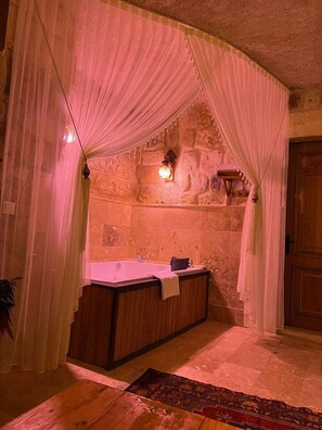 Honeymoon Room, Garden View | 1 bedroom, in-room safe, iron/ironing board, free WiFi - Songül Hanım Konağı (Ürgüp)