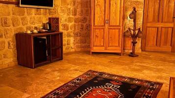 Honeymoon Room, Garden View | 1 bedroom, in-room safe, iron/ironing board, free WiFi