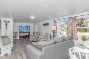 TV - 3 Blocks to Beach + FREE Golf Cart | Sleeps 10 (North Myrtle Beach)