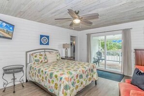 3 bedrooms, iron/ironing board, WiFi, bed sheets - 3 Blocks to Beach + FREE Golf Cart | Sleeps 10 (North Myrtle Beach)