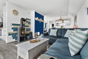 TV, fireplace, DVD player, books - Glück - 3 Hunde, Infrarot-sauna, Kamin, Badewanne, Balkon, Pkw-stellplatz (Olpenitz)