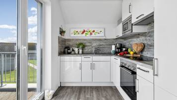 Kühlschrank, Mikrowelle, Ofen, Herdplatte