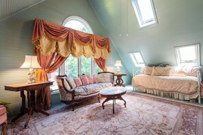 Deluxe Suite | Living area