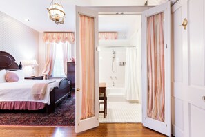 Deluxe Suite | Bathroom | Deep-soaking bathtub, designer toiletries, bathrobes, towels - Central Park Bed & Breakfast (Louisville)