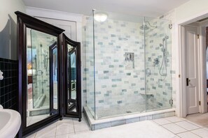 Rom – deluxe, 1 kingsize-seng | Bad | Hårføner, badekåper, håndklær og såpe