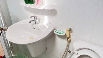 Quarto triplo, várias camas, para não fumantes | Banheiro | Chuveiro, chuveiro com efeito de chuva, produtos de toalete de grife