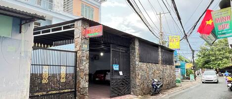 Façana frontal de l'allotjament