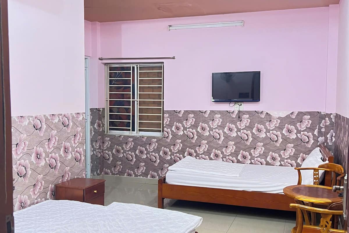 Habitación triple, varias camas, no fumadores | Escritorio, espacio para trabajar con un portátil, cortinas opacas