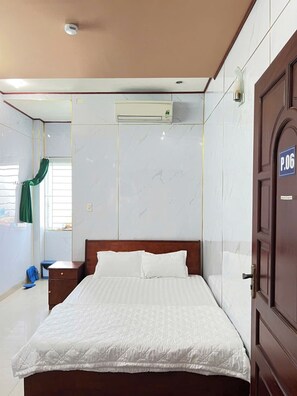 Standard Double Room, 1 Queen Bed, Non Smoking | Desk, laptop workspace, blackout drapes, soundproofing