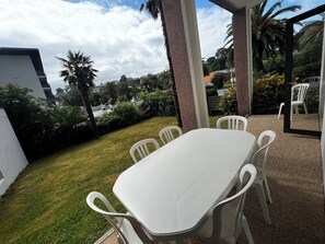 Outdoor dining - Trestraou beach apartment  (Perros-Guirec)