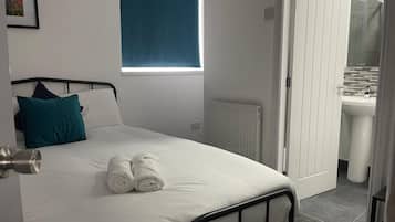 Habitación doble estándar, para no fumadores, baño privado | Escritorio, espacio para trabajar con laptop y insonorización