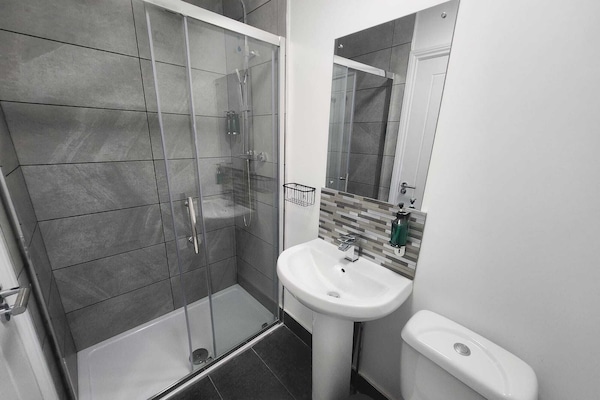 Standard Double Room, Non Smoking, Private Bathroom | Bathroom | Shower, free toiletries, towels, soap