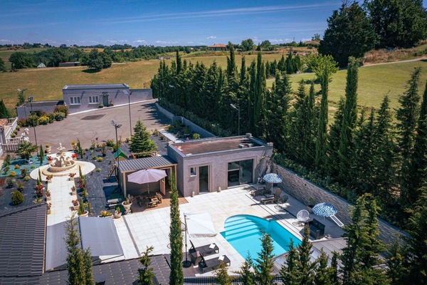 Outside: Heated swimming pool - 4-seater spa - Sauna - 2 showers - Deckchairs + parasols - Terrace with outdoor furniture - Electric vehicle charging station.