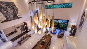 Um interior moderno com sala de jantar, cozinha e área de estar.