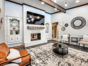 Televisión, chimenea y tenis de mesa 