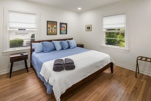 2 bedrooms, desk, WiFi