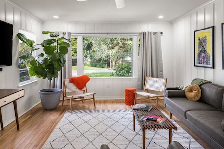 TV. Renovated Capital Heights Home