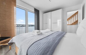 2 quartos, ferros/tábuas de passar roupa, berço de viagem