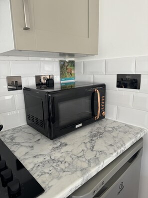 Apartamento | Cocina privada | Frigorífico, microondas, horno y placa de cocina