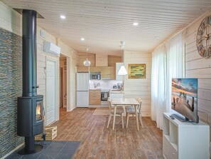 Fridge, microwave, dishwasher, cookware/dishes/utensils