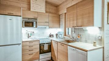 Kylskåp, mikrovågsugn, diskmaskin och grytor/köksredskap