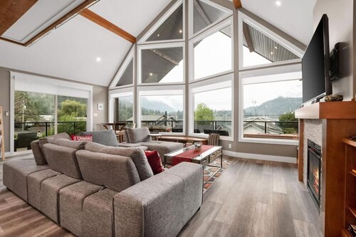 Steps From The Lake With Water & Mountain Views