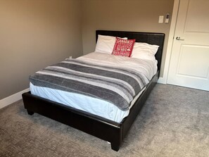 4 bedrooms, desk, free WiFi, bed sheets