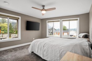 4 bedrooms, desk, free WiFi, bed sheets