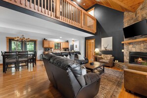 Tv, eldstad och böcker