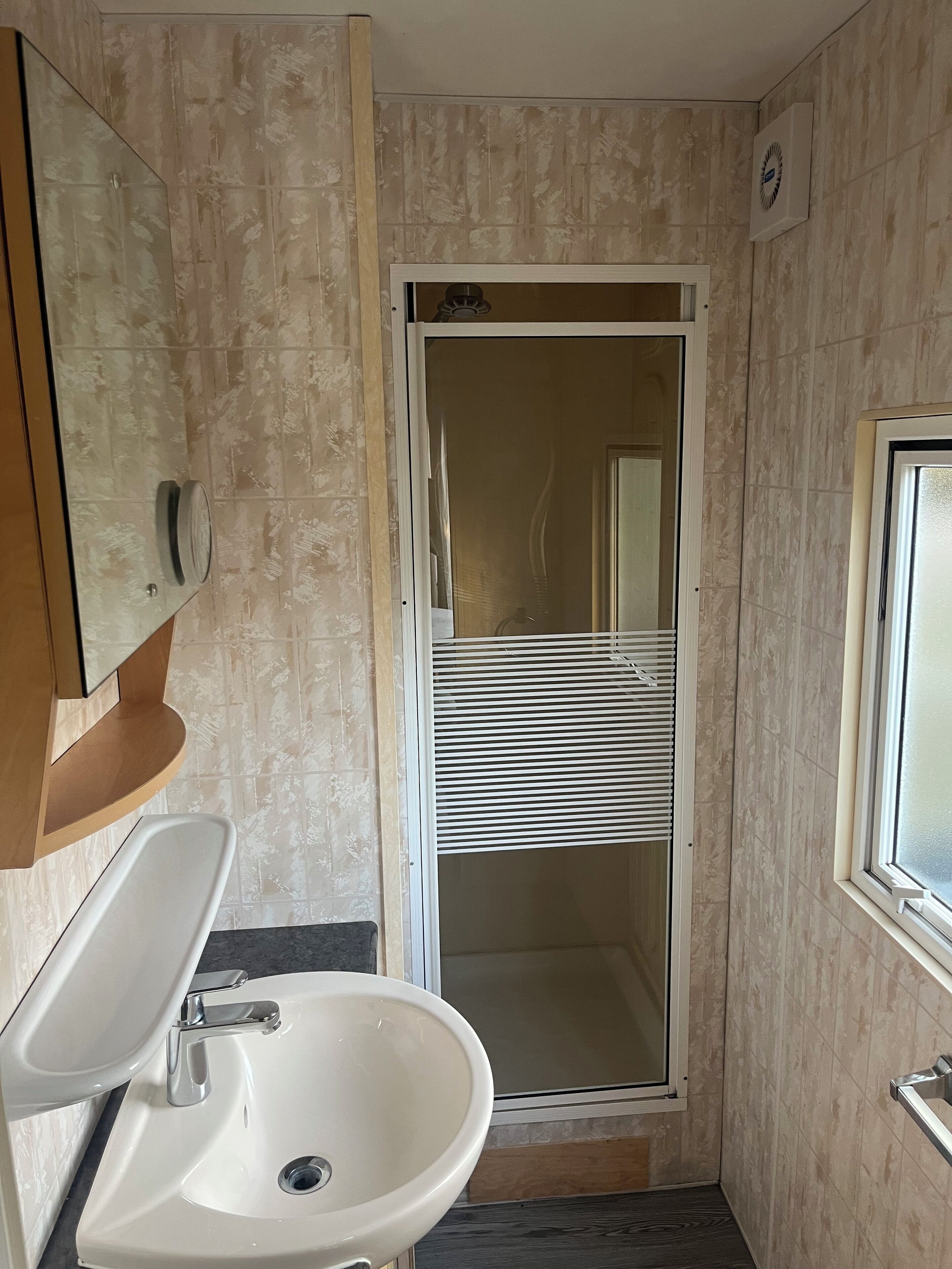 Douche, serviettes fournies, papier toilette