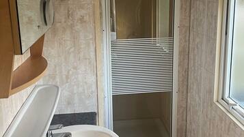 Douche, serviettes fournies, papier toilette