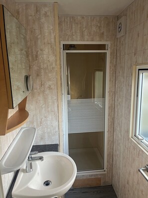 Shower, towels, toilet paper - Comfortabel Chalet in Schoonloo met fietsen, airco en buitenzwembad! (Schoonloo)