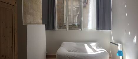 2 chambres, fer et planche à repasser, Wi-Fi, draps fournis