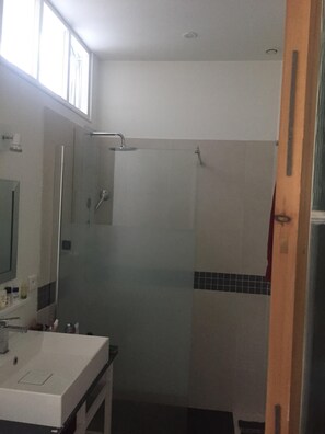Douche, séchoir à cheveux, serviettes fournies, savon