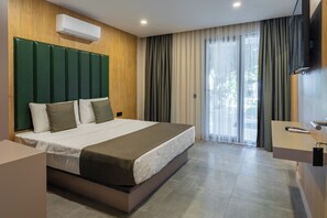 Rom – deluxe, 1 dobbeltseng, terrasse, hageutsikt | Sengetøy av topp kvalitet, minibar, safe på rommet og skrivebord