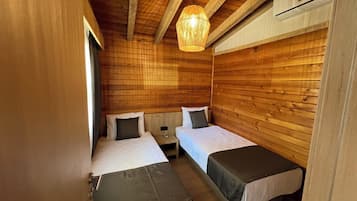 Familie bungalow, uitzicht op tuin | 1 slaapkamer, luxe beddengoed, een minibar, een kluis op de kamer