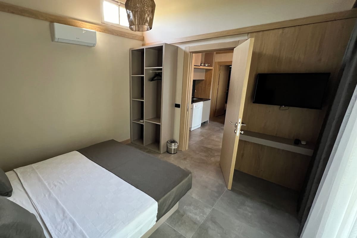 1 bedroom, premium bedding, minibar, in-room safe