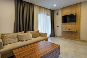 Family Apartment, Balcony, Garden View | Living area