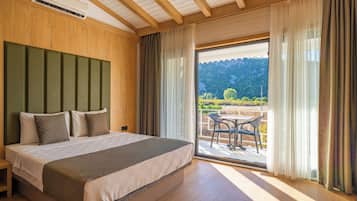 Apartemen Keluarga, balkon, pemandangan kebun | Seprai premium, minibar, brankas, dan meja kerja