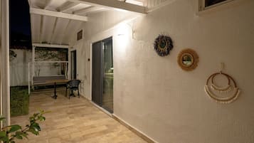 Apartamento família, sacada, vista para o jardim | Terraço/pátio