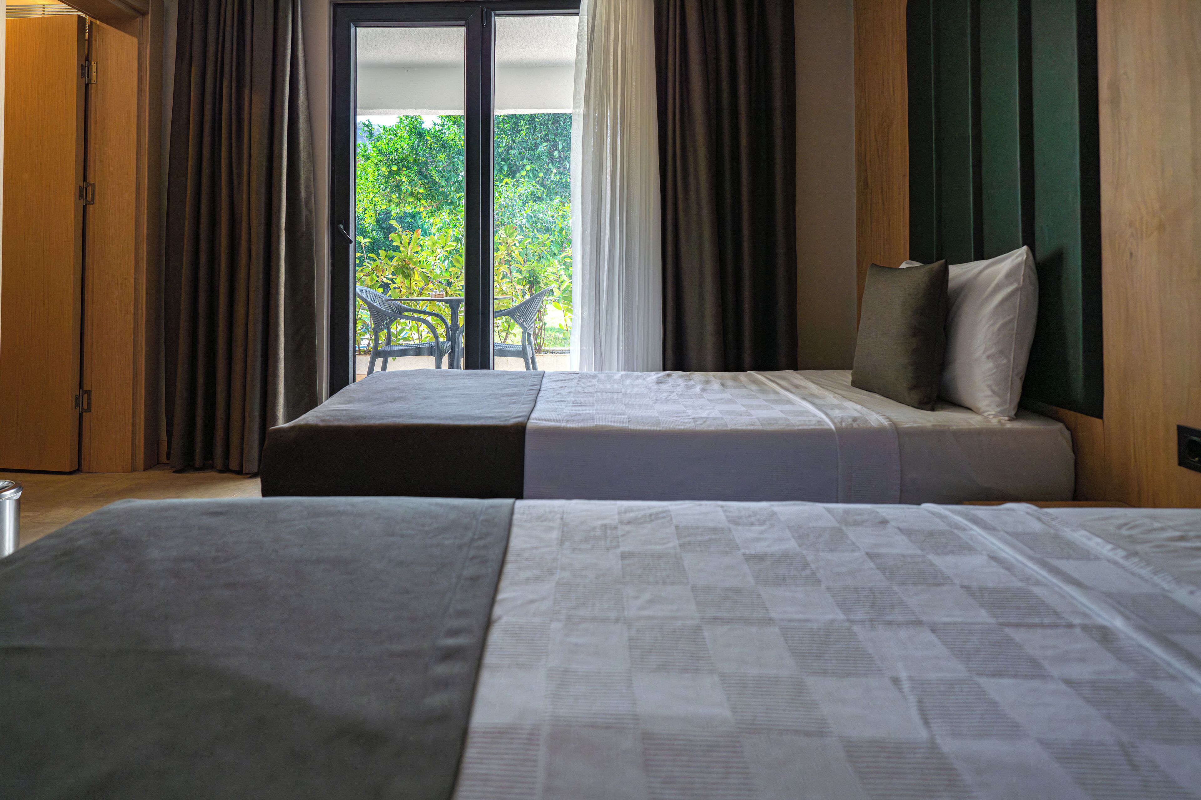 Habitación Deluxe, varias camas | Ropa de cama de alta calidad, minibar, caja fuerte y escritorio